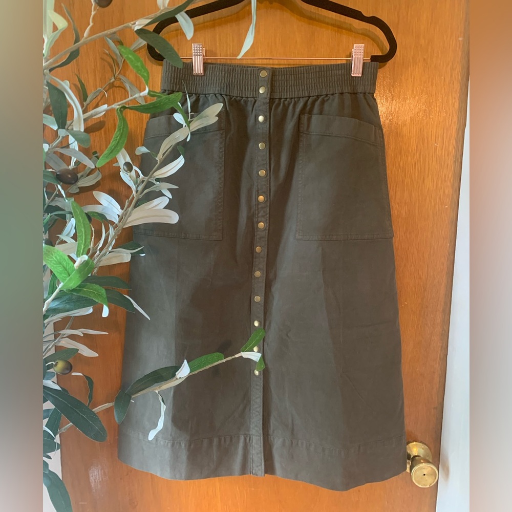 NWT Green Khaki button-down skirt by Lou & Grey - size M